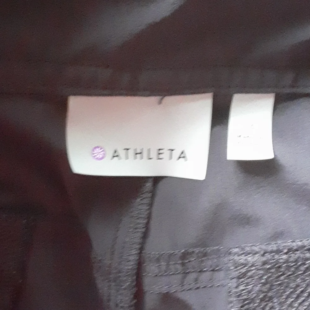 Athleta sz 14 shorts with silver closure and zipper mesh lined pockets - Picture 5 of 8